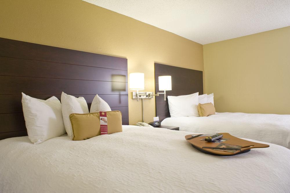 Hampton Inn Starkville Exteriör bild