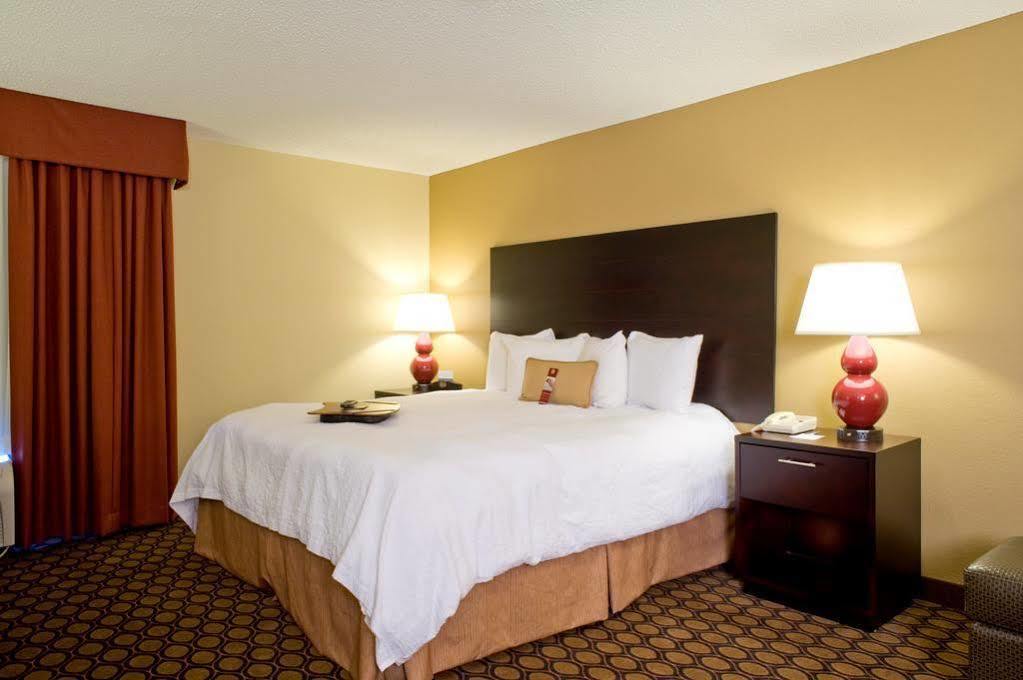 Hampton Inn Starkville Exteriör bild