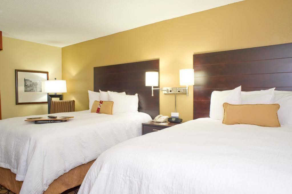 Hampton Inn Starkville Exteriör bild